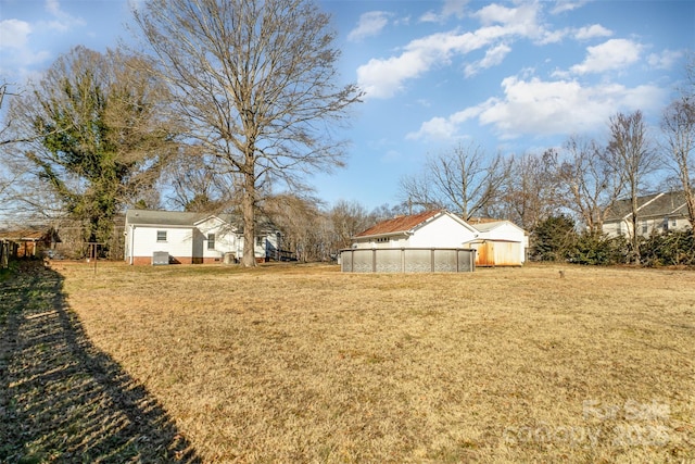 view of yard featuring a swimming pool