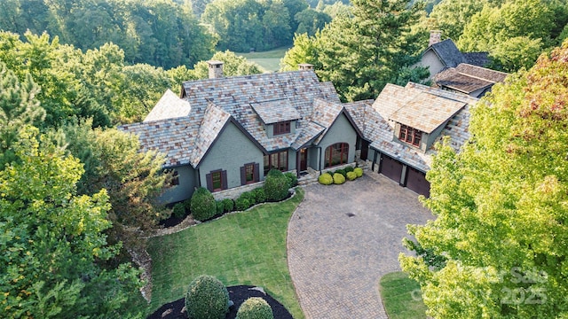 bird's eye view with a view of trees