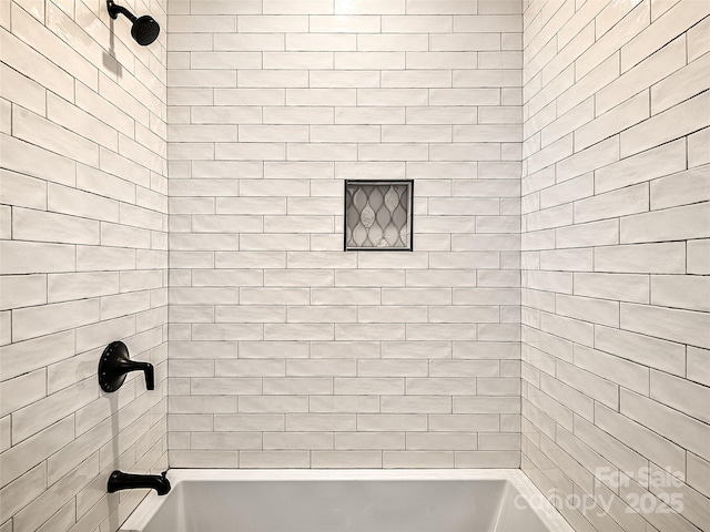 bathroom featuring tiled shower / bath