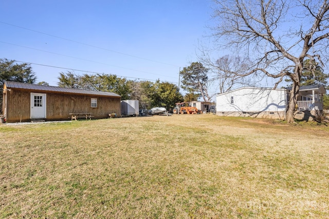 view of yard with an outbuilding