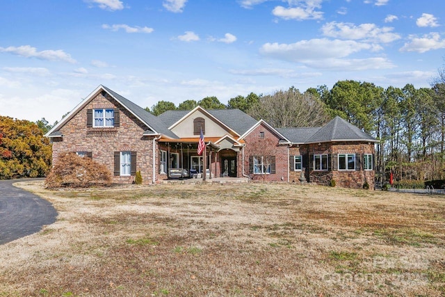 craftsman inspired home featuring a front yard