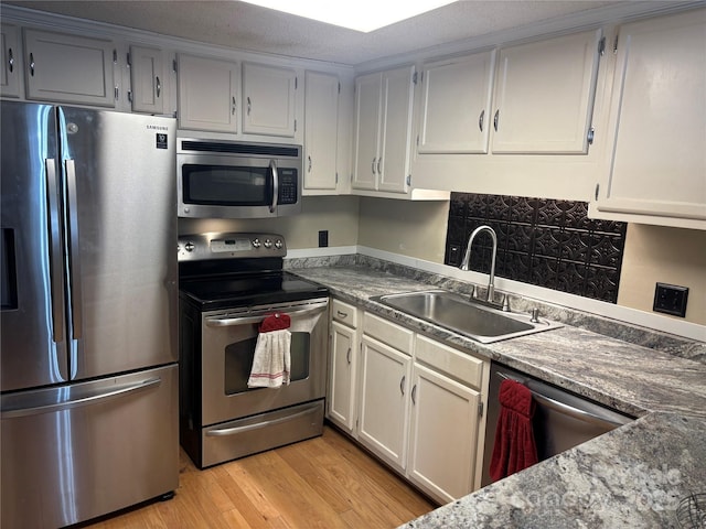 kitchen featuring sink, stainless steel appliances, and light hardwood / wood-style floors