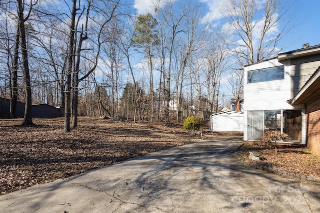 view of yard with a garage and an outdoor structure