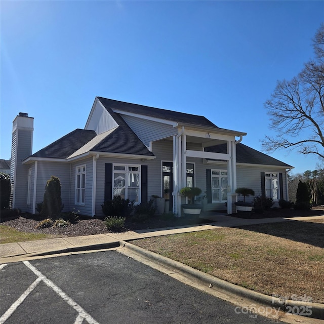 view of front of property with covered porch and a front lawn