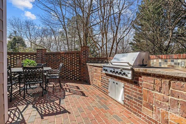 view of patio with an outdoor kitchen and grilling area