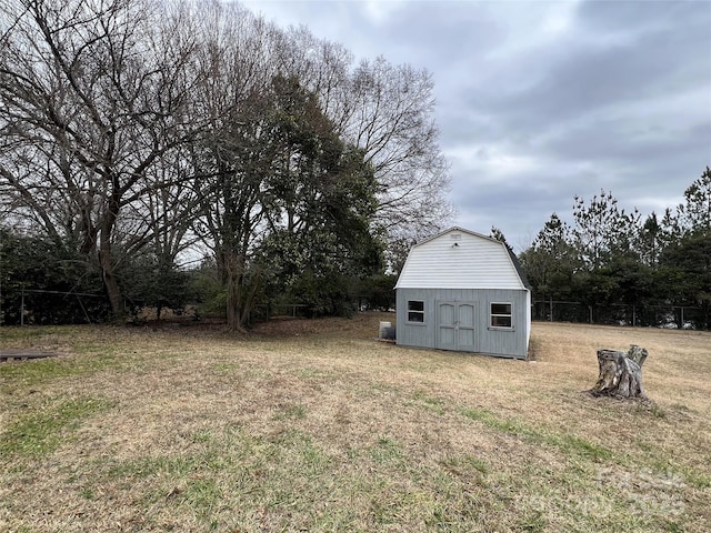 view of yard featuring a shed