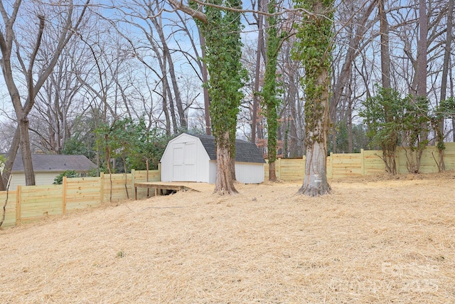 view of yard featuring a shed