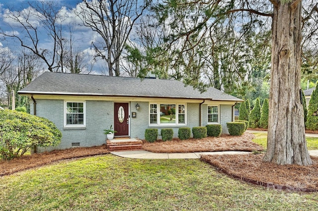 single story home featuring a front lawn