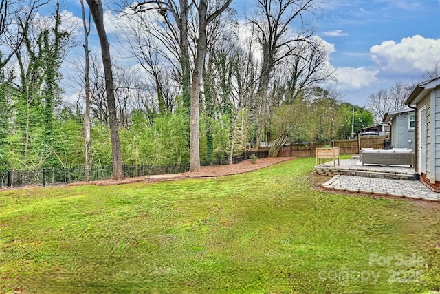 view of yard featuring an outdoor living space