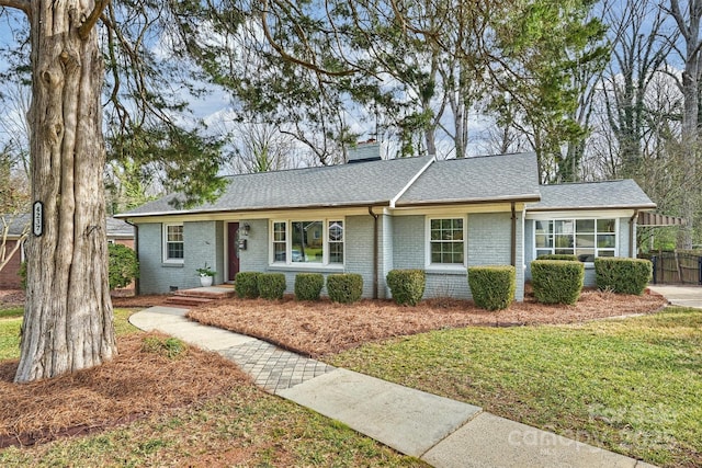 single story home with a front lawn