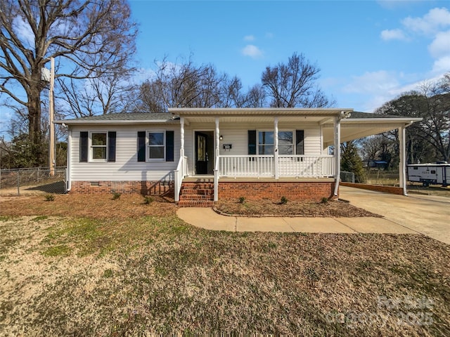 view of front facade featuring a front lawn, a carport, and covered porch