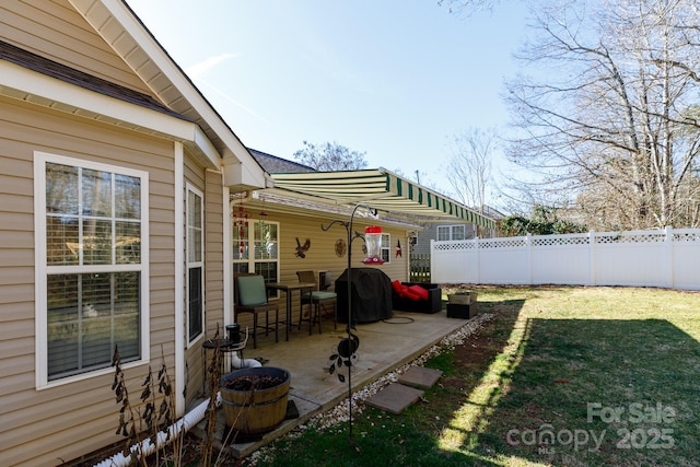 view of yard featuring a patio area