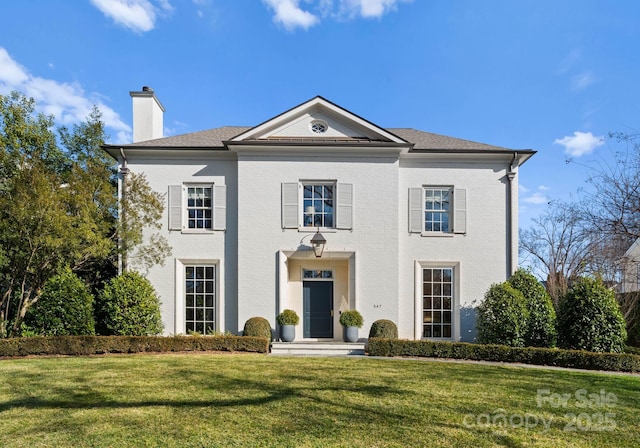 view of front facade with a front lawn