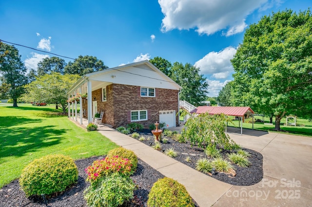 view of front of home featuring a garage, a front lawn, and a carport