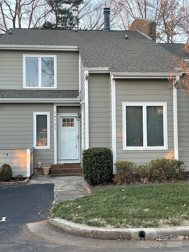 view of front of property with a front lawn