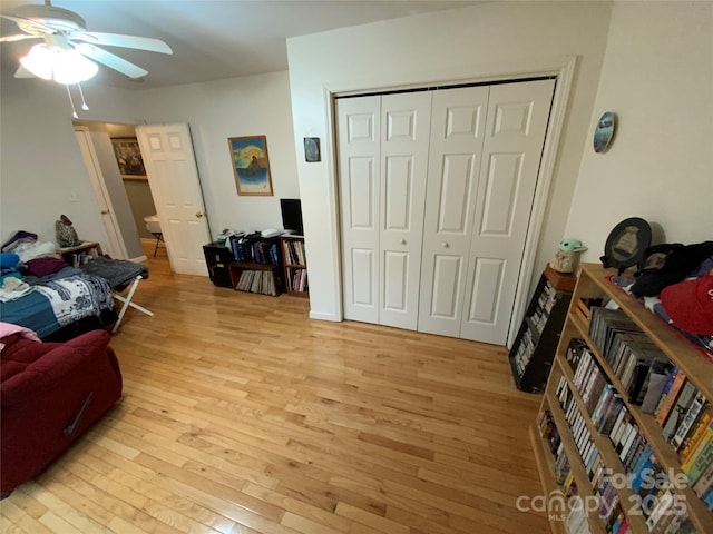 living room featuring light hardwood / wood-style floors and ceiling fan