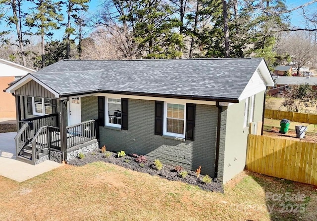 view of front of home with a front lawn