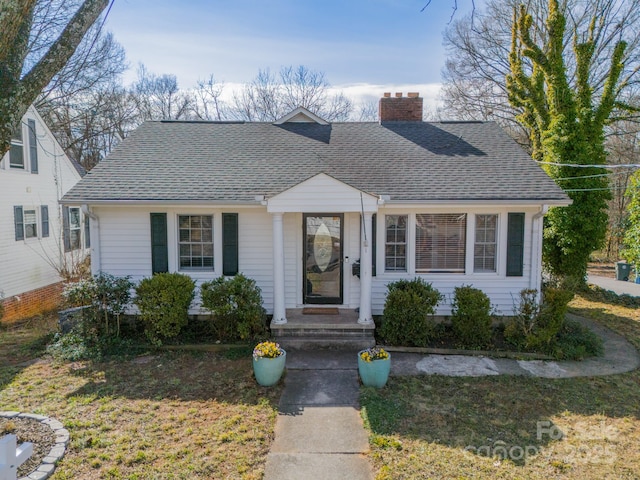 view of front facade with a front yard