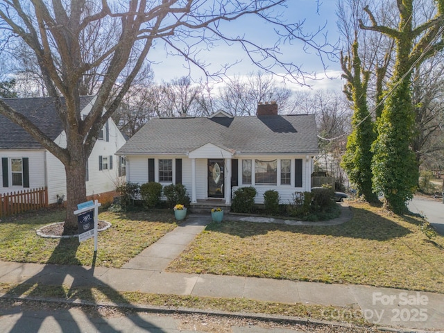 view of front facade featuring a front lawn