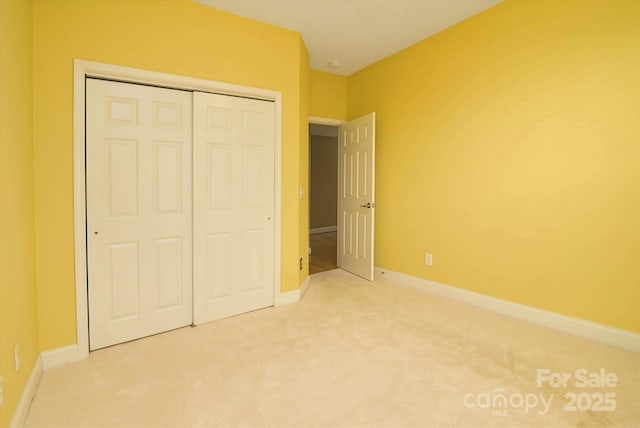 unfurnished bedroom with carpet flooring and a closet