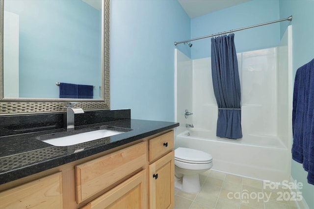 full bathroom featuring shower / tub combo with curtain, vanity, and toilet