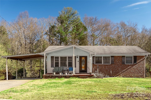 view of front of home with a carport and a front yard