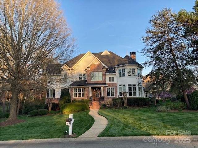 view of front of home featuring a front yard