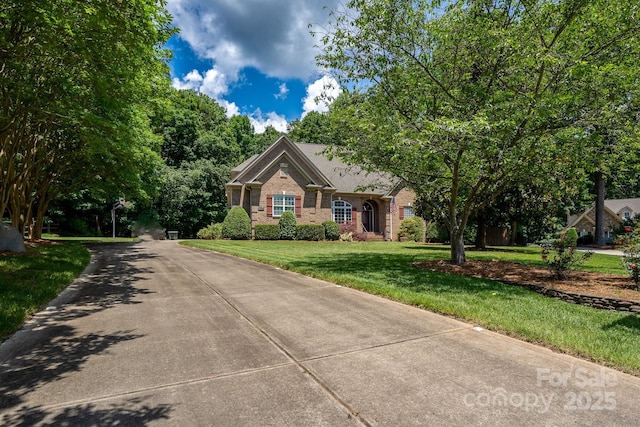 view of front of property featuring a front yard