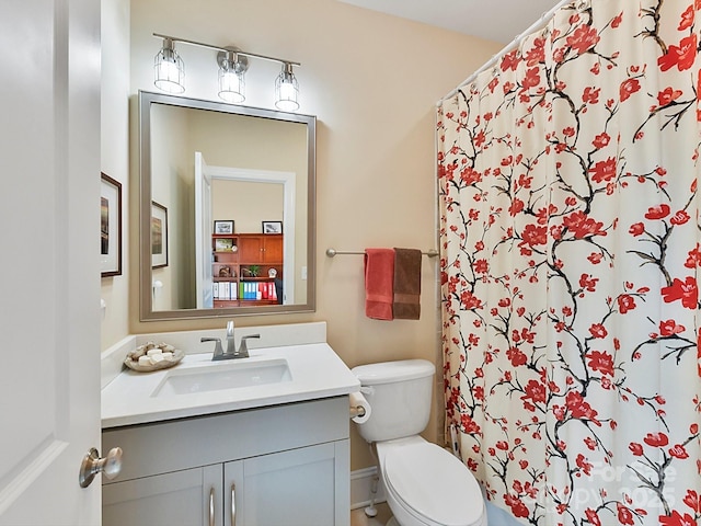 bathroom featuring a shower with curtain, vanity, and toilet