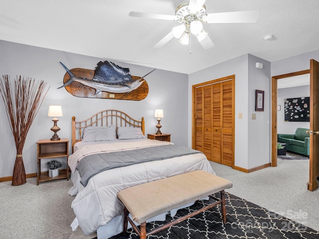 bedroom with ceiling fan, carpet floors, a textured ceiling, and a closet