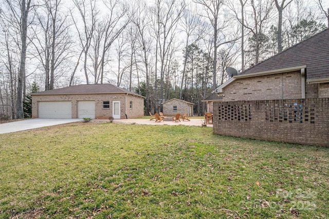 view of yard with an outbuilding and concrete driveway