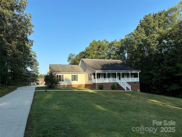 view of front of property featuring a porch and a front yard