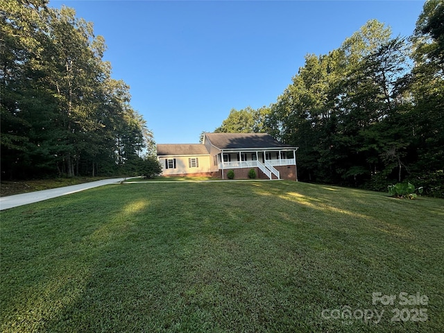 view of front facade featuring a porch and a front yard