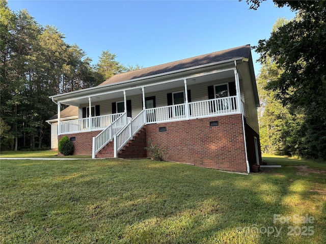 view of front of house featuring covered porch and a front lawn