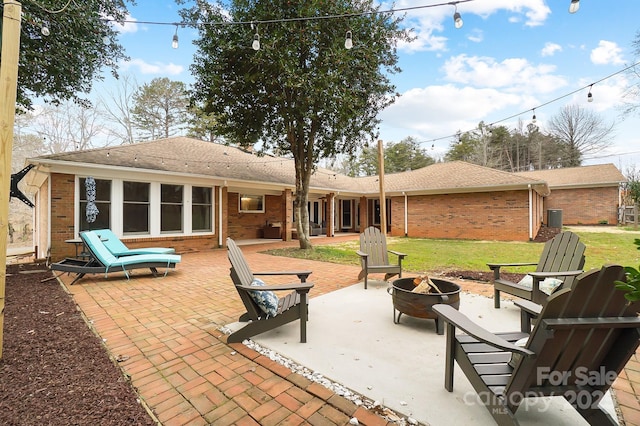 view of patio with a fire pit