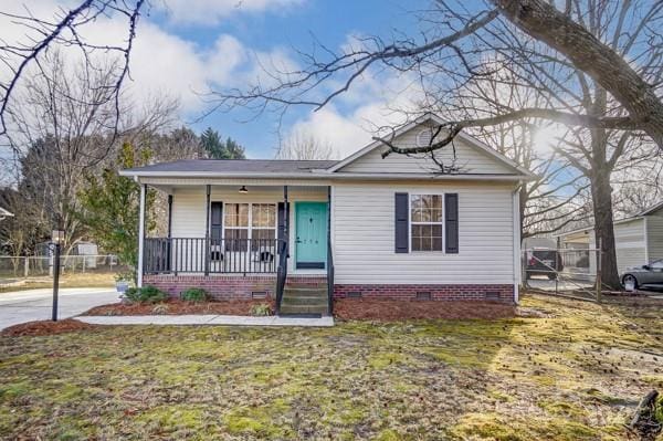 view of front of property featuring a porch and a front lawn