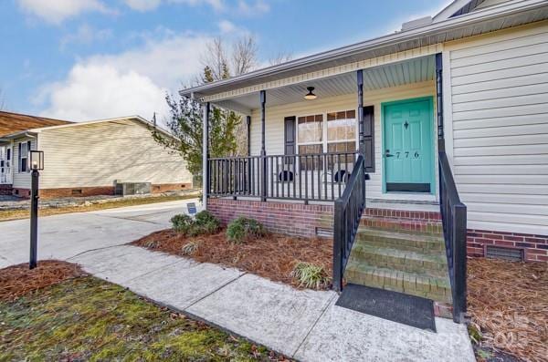 entrance to property featuring a porch