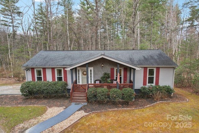 single story home with a front yard