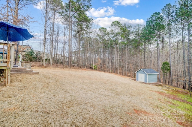 view of yard with a shed