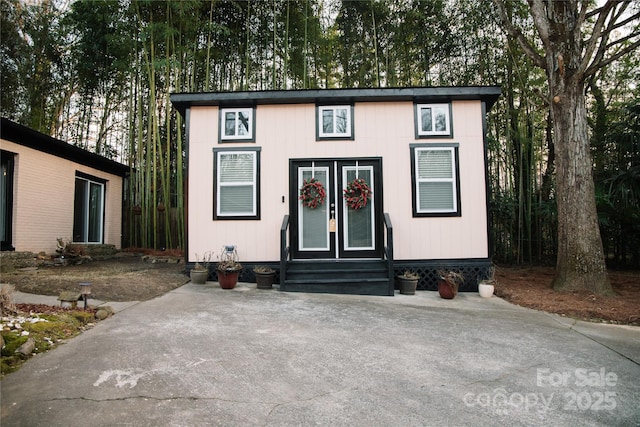 view of front facade featuring an outbuilding