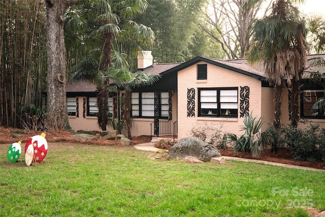 view of front facade with a front yard