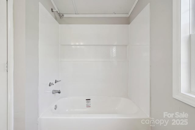 bathroom with bathtub / shower combination