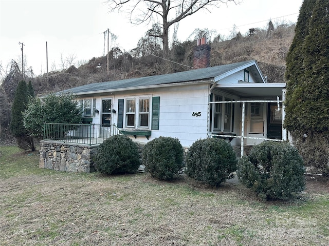 exterior space featuring a front yard