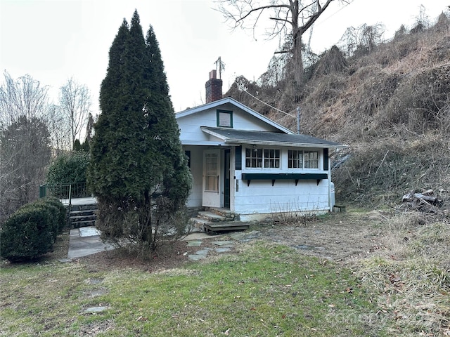 view of front of home featuring a front lawn