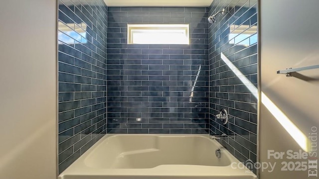 bathroom with tiled shower / bath