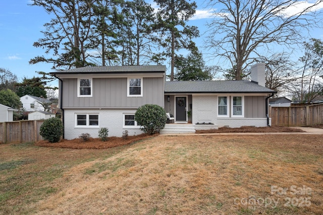 view of front of property with a front lawn