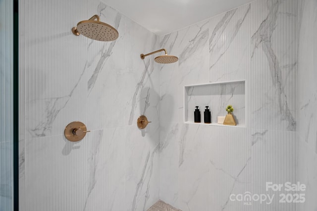 room details featuring tiled shower