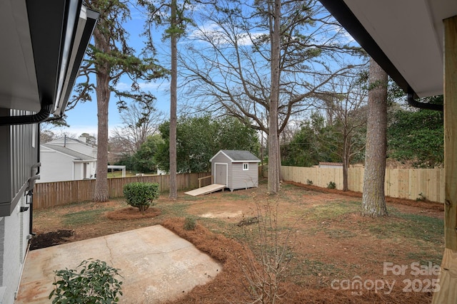 view of yard featuring a shed