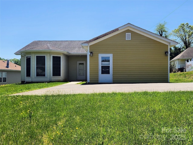 979 W Chapel Rd, Asheville, NC 28803 - view of front of property with a front lawn and a patio