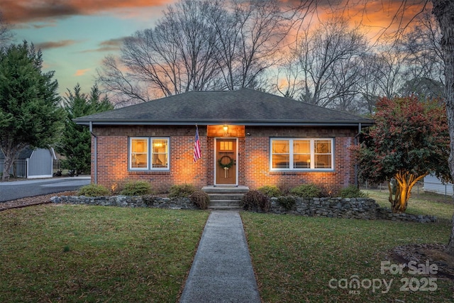 view of front of house featuring a lawn